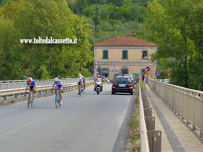 BETTOLA DI CAPRIGLIOLA - Il vecchio ponte sul Magra e la ex stazione ferroviaria