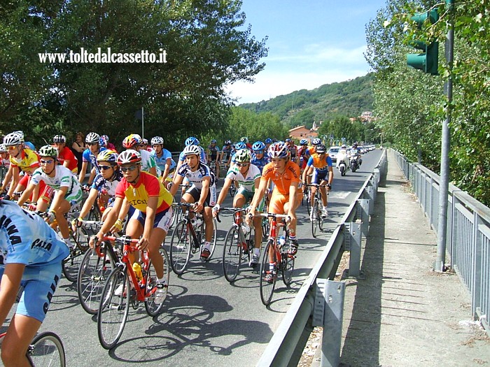 BETTOLA DI CAPRIGLIOLA - Il vecchio ponte sul Magra visto in direzione Albiano