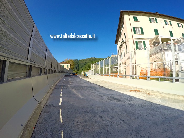 BETTOLA DI CAPRIGLIOLA - La Statale della Cisa transita dietro la ex stazione ferroviaria