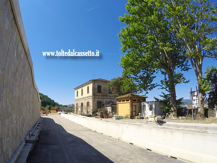 BETTOLA DI CAPRIGLIOLA - La ex stazione ferroviaria durante i lavori per allestire la variante della Statale n 62 della Cisa