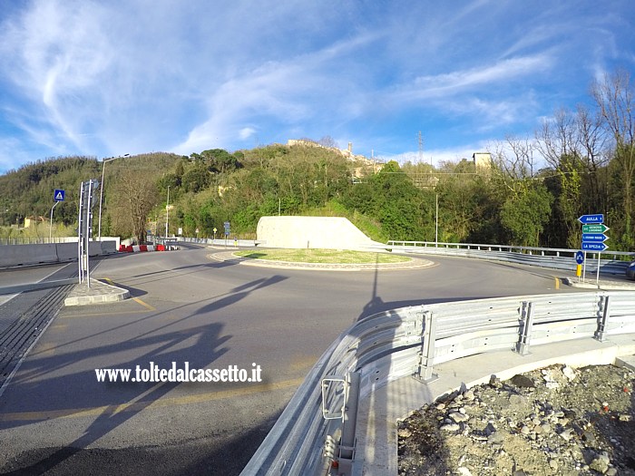 BETTOLA DI CAPRIGLIOLA - La rotatoria a fine ponte sul Magra in versione quasi definitiva