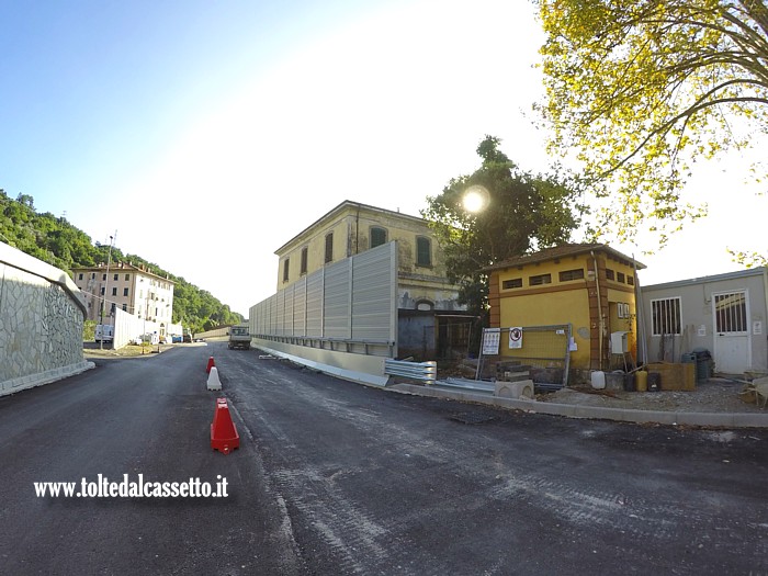 BETTOLA DI CAPRIGLIOLA - Lavori di asfaltatura di fronte alla ex stazione ferroviaria
