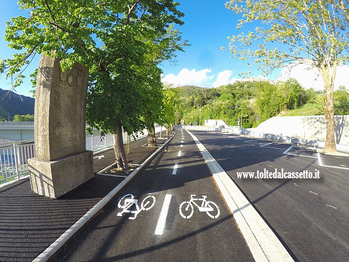 BETTOLA DI CAPRIGLIOLA - Segnaletica orizzontale della pista ciclabile e monumento al patriota di Apella Anacarsi Nardi