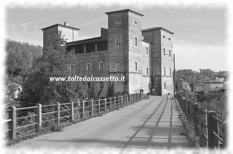 PONTEBOSIO - Il Castello Malaspina visto dal ponte carrabile