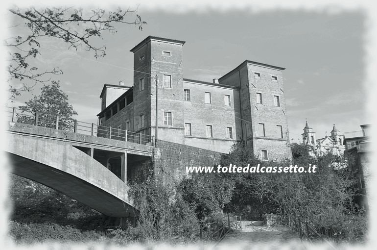 PONTEBOSIO - Il Castello Malaspina visto dal ponte medievale