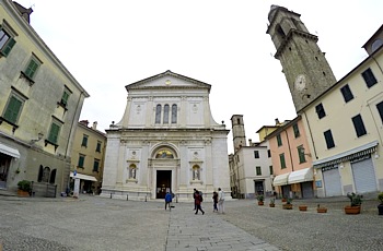 PONTREMOLI - Piazza del Duomo e Torre dell'Orologio