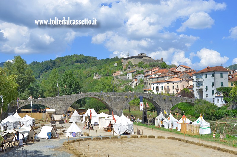 PONTREMOLI - Il Ponte della Cresa durante la manifestazione storica "Medievalis"