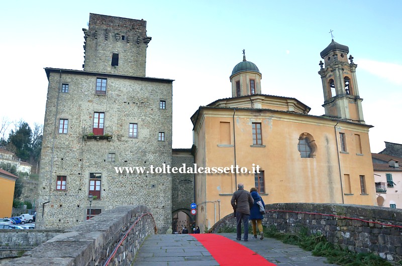 PONTREMOLI - Attraversando il Ponte Cesare Battisti. Come lapide ricorda, venne "distrutto da cieco furore teutonico il 25 aprile 1945 e ricostruito dal geniale lavoro italiano nel luglio 1947"