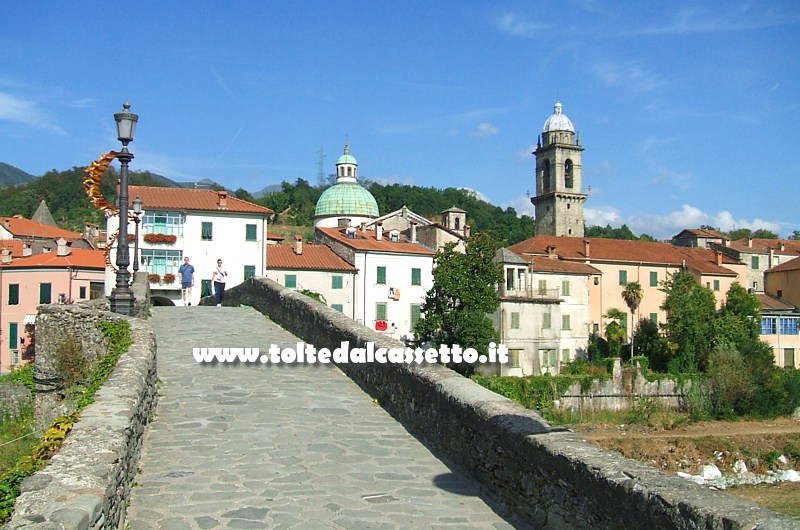 PONTREMOLI - Attraversando il Ponte Romanico (Ponte Superiore della Cresa) si entra in citt per la Porta del Verde. L'occhio cade sulla Torre di Castruccio e la cupola del Duomo