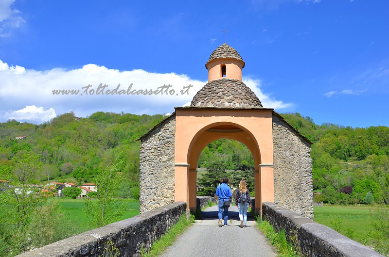 PONTREMOLI - Il ponte in pietra sul torrente Verde e la cappella del Marchese Carlo Dosi (sec. XVIII)