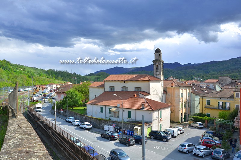 PONTREMOLI - Un cielo plumbeo sovrasta il paesaggio lungo la Strada Statale n. 62 della Cisa dominato dalla Chiesa di San Colombano