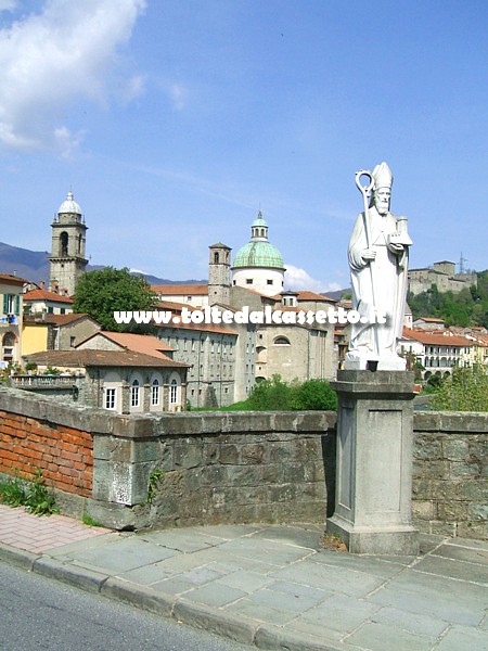 PONTREMOLI - La statua del protettore San Geminiano e sullo sfondo la citt