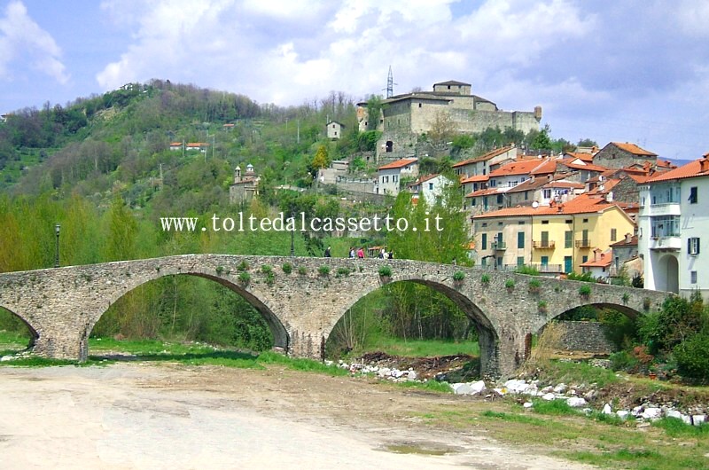 PONTREMOLI - Profilo del Ponte Romanico (Ponte Superiore della Cresa) sul torrente Verde. In alto il Castello del Piagnaro, sede del Museo delle Statue Stele