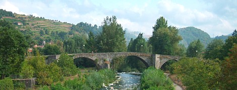 PONTREMOLI - Ponte romanico sul torrente Verde (Ponte Stemma) PONTREMOLI - Ponte romanico sul torrente Verde (Ponte Stemma)