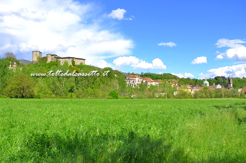 PONTREMOLI - Skyline cittadino con Castello del Piagnaro