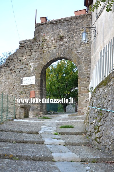 PONZANELLO (frazione di Fosdinovo) - Arco del centro storico, un tempo al servizio dell'acquedotto comunale
