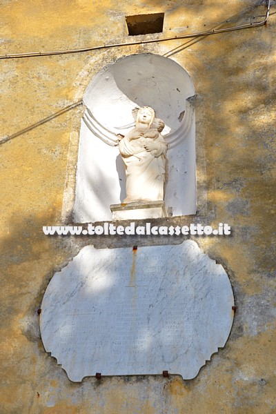 PONZANELLO (campanile della chiesa) - Nicchia con statuina della Madonna e sottostante lapide in marmo contenente i nomi di coloro che contribuirono a ristrutturare l'edificio
