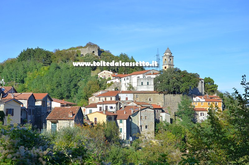 PONZANELLO (frazione di Fosdinovo) - Panorama al calar del sole. Sulla sommit della collina sono visibili i ruderi del castello dei vescovi di Luni (secoli XII - XIV)