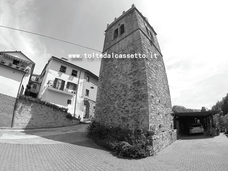 POSTERLA di FOSDINOVO - La torre medievale vista da sotto