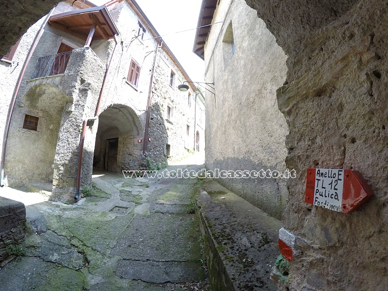 POSTERLA di FOSDINOVO - Segnaletica CAI in Via Olmo