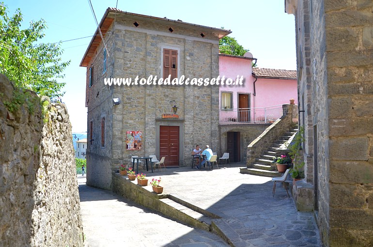 POZZO (frazione di Mulazzo) - Piazza della Chiesa di San Giorgio e Circolo Anspi