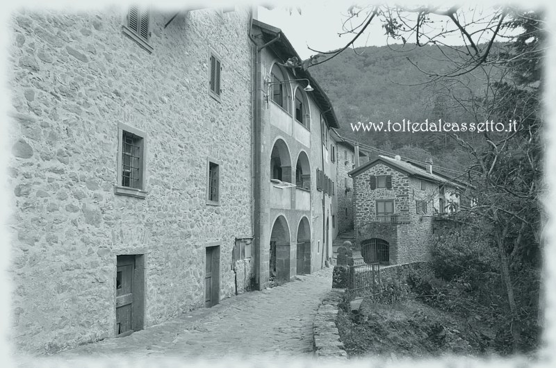 PRACCHIOLA - Strada in sasso lungo il borgo