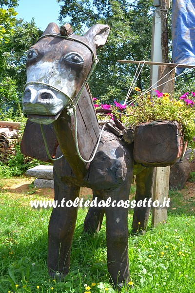 CROCETTA DI MULAZZO - "Asinello con fioriere", scultura in legno del maestro d'ascia Gino Fogola