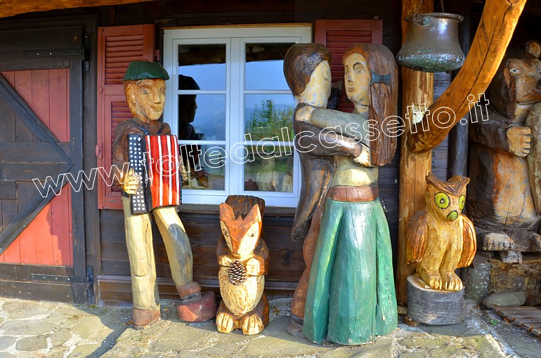 CROCETTA DI MULAZZO - &quot,Ballerini" danzano al suono della fisarmonica, scultura in legno del maestro d'ascia Gino Fogola