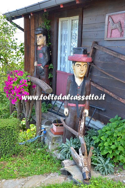 CROCETTA DI MULAZZO - "Cacciatore" e "Contadino", sculture in legno del maestro d'ascia Gino Fogola