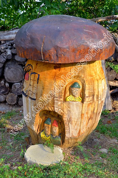 CROCETTA DI MULAZZO - "Casetta degli gnomi", scultura in legno a forma di fungo del maestro d'ascia Gino Fogola