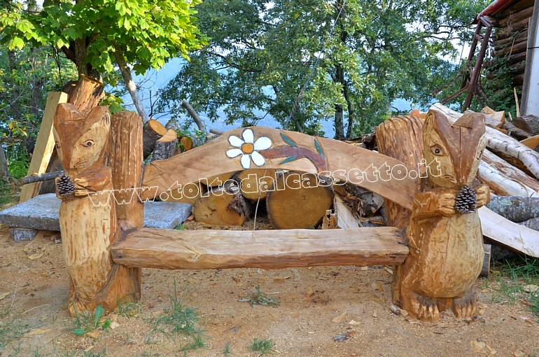 CROCETTA DI MULAZZO (Sculture di Gino Fogola)- Panchina con scoiattoli