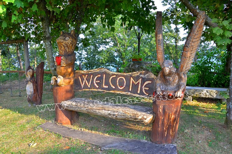 CROCETTA DI MULAZZO (Sculture di Gino Fogola) - Panchina con scritta "Welcome"