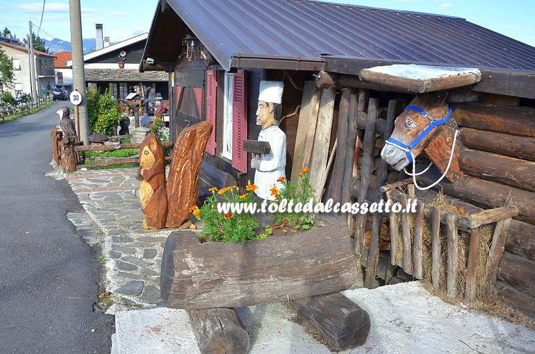 CROCETTA DI MULAZZO - Sculture in legno di Gino Fogola raffiguranti uno scoiattolo, un cuoco ed un asinello. Quest'ultimo  stata la prima figura della capanna della Nativit (foto 02 e 03) allestita in quel punto e ultimata nel 2015