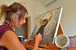 SIMPOSIO LUNENSE 2023 - L'artista Daniela Guzzinati al lavoro sul suo mosaico