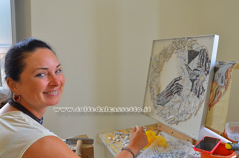 SIMPOSIO LUNENSE 2023 - La mosaicista Oxana Panyushkina al lavoro