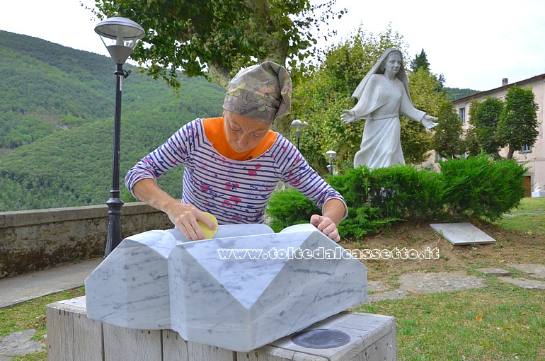 SIMPOSIO LUNENSE 2023 - La scultrice Stefania Palumbo mentre lucida la sua scultura