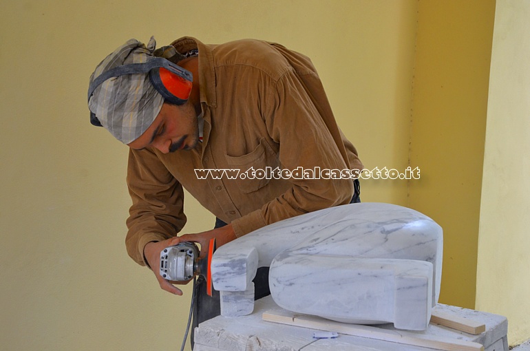 SIMPOSIO LUNENSE 2023 - Lo scultore Federico Telloli lavora con un flessibile