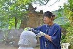 SIMPOSIO LUNENSE A FIVIZZANO - L'artista Eun Jin Kim rifinisce la sua scultura in arenaria usando un flessibile