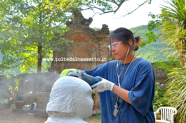 SIMPOSIO LUNENSE A FIVIZZANO - L'artista cinese Eun Jin Kim al lavoro