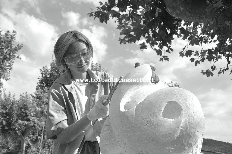 SIMPOSIO LUNENSE A FIVIZZANO - L'artista cinese Ha Jin Kim al lavoro