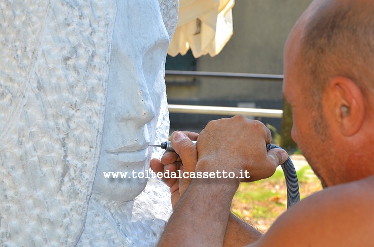 SIMPOSIO LUNENSE A FIVIZZANO - L'artista Paolo Torri al lavoro