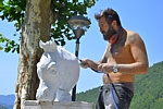SIMPOSIO LUNENSE A FIVIZZANO - L'artista Valerio Neri al lavoro sulla sua testa di cavallo