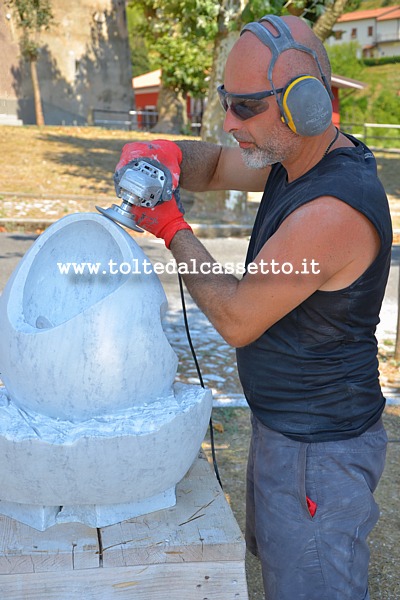 SIMPOSIO LUNENSE A FIVIZZANO - Lo scultore Alessandro Toni al lavoro