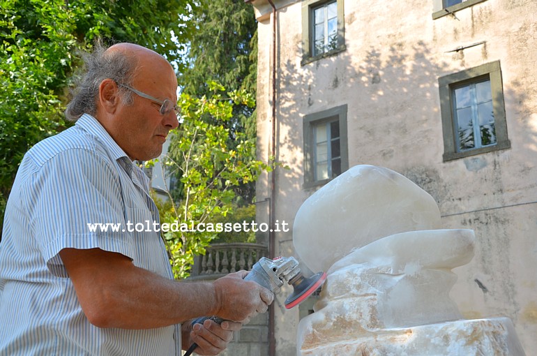 SIMPOSIO LUNENSE A FIVIZZANO - Lo scultore Roberto Coccoloni al lavoro