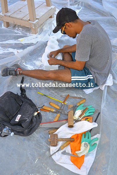 SIMPOSIO LUNENSE A FIVIZZANO - L'artista Silas Corredatto Barciella con i suoi attrezzi da lavoro