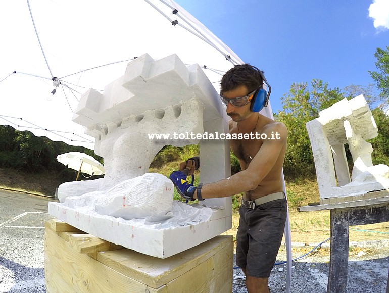 SIMPOSIO DI SCULTURA A EQUI TERME - L'artista Francesco Carapelli al lavoro