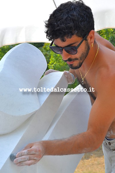 SIMPOSIO DI SCULTURA A EQUI TERME - L'artista Marco Pani al lavoro