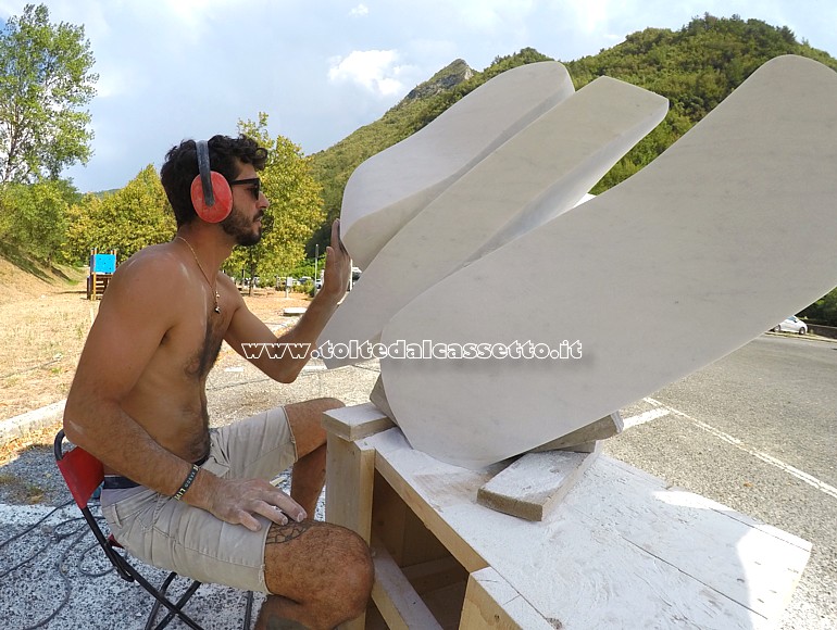 SIMPOSIO DI SCULTURA A EQUI TERME - L'artista Marco Pani intento a levigare la sua scultura