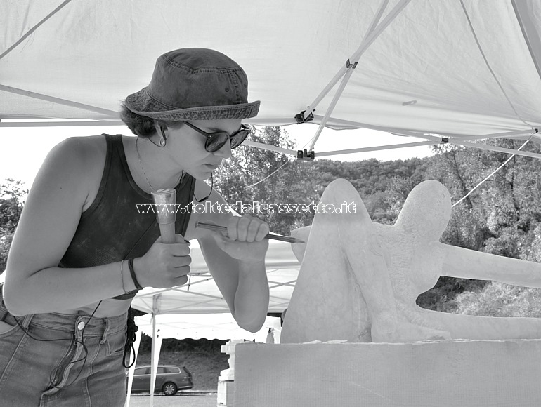 SIMPOSIO DI SCULTURA A EQUI TERME - L'artista Rebecca Maria Fogu al lavoro sulla sua opera