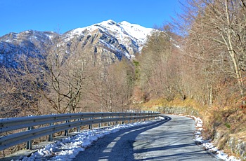 LUNIGIANA - Le montagne innvate fanno da sfondo alla strada che conduce al Passo del Lagastrello